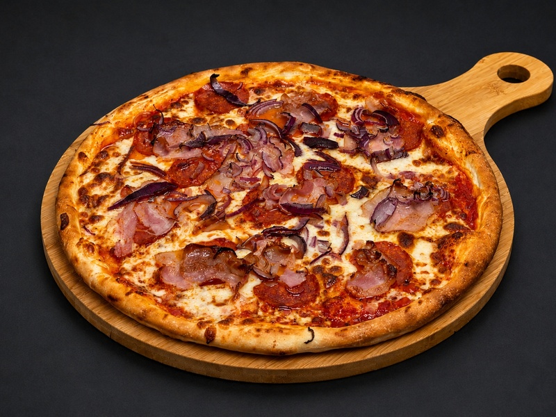 Szalámi-bacon-lilahagyma